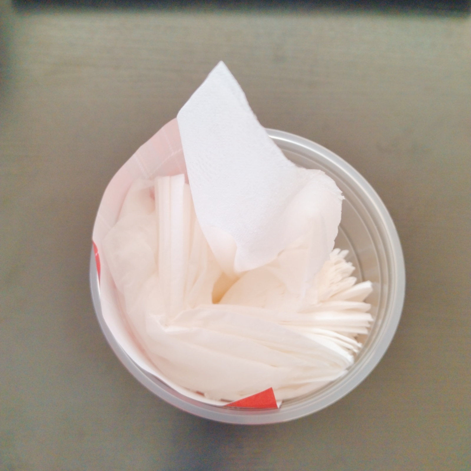 折り紙とティッシュを入れたスタバのアイス用カップ