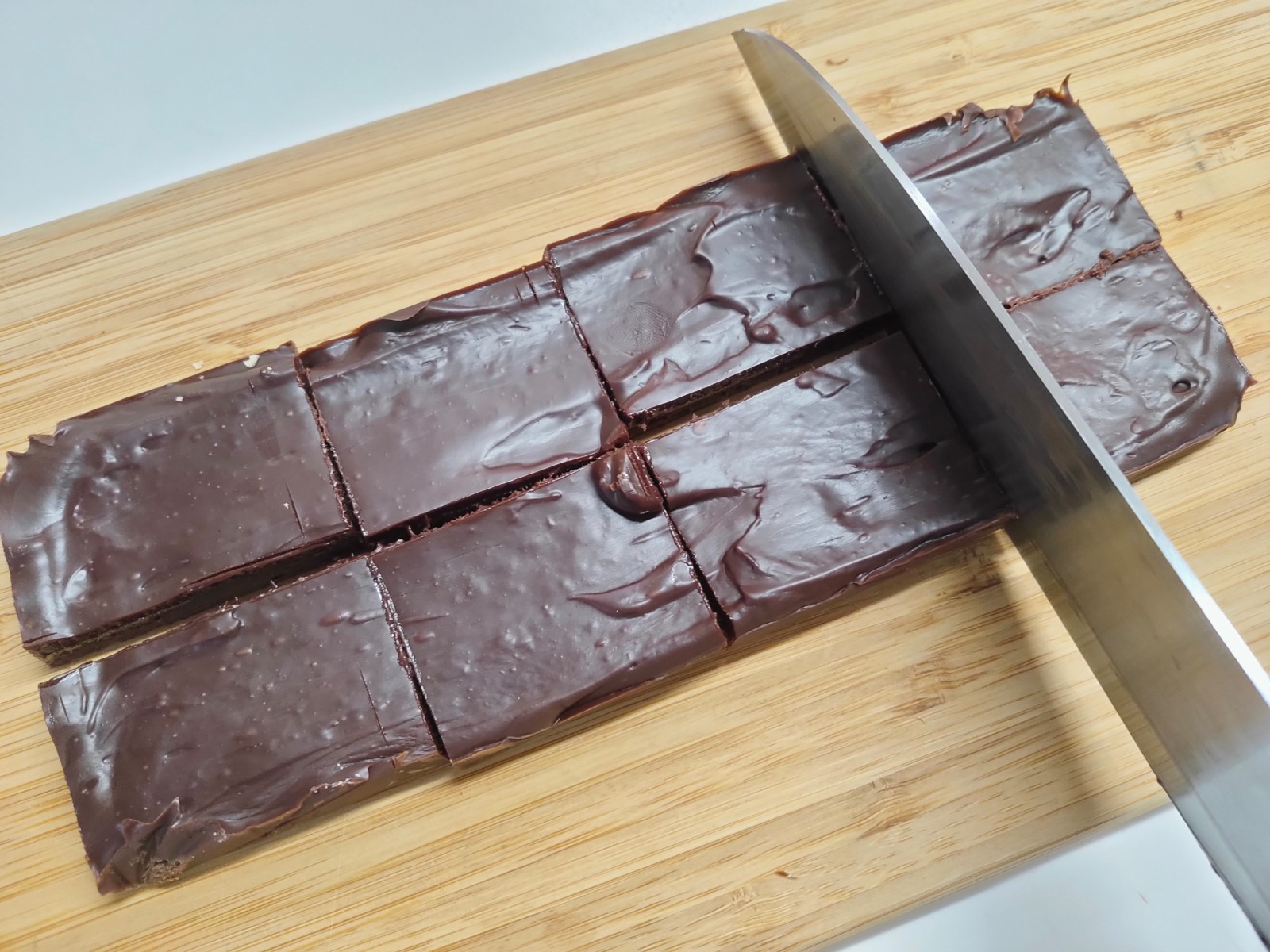 4．しっかりチョコレートが固まったらラップから外し、クッキーなどの大きさに合わせて切ります。このとき、包丁を温めるときれいに切ることができます。
