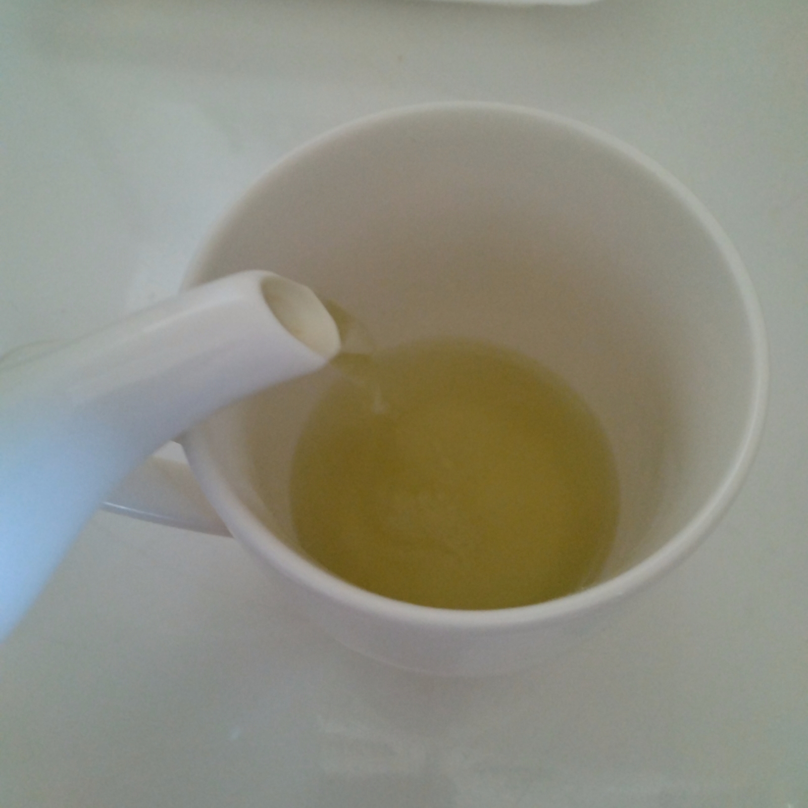 カップに注いでいる緑茶