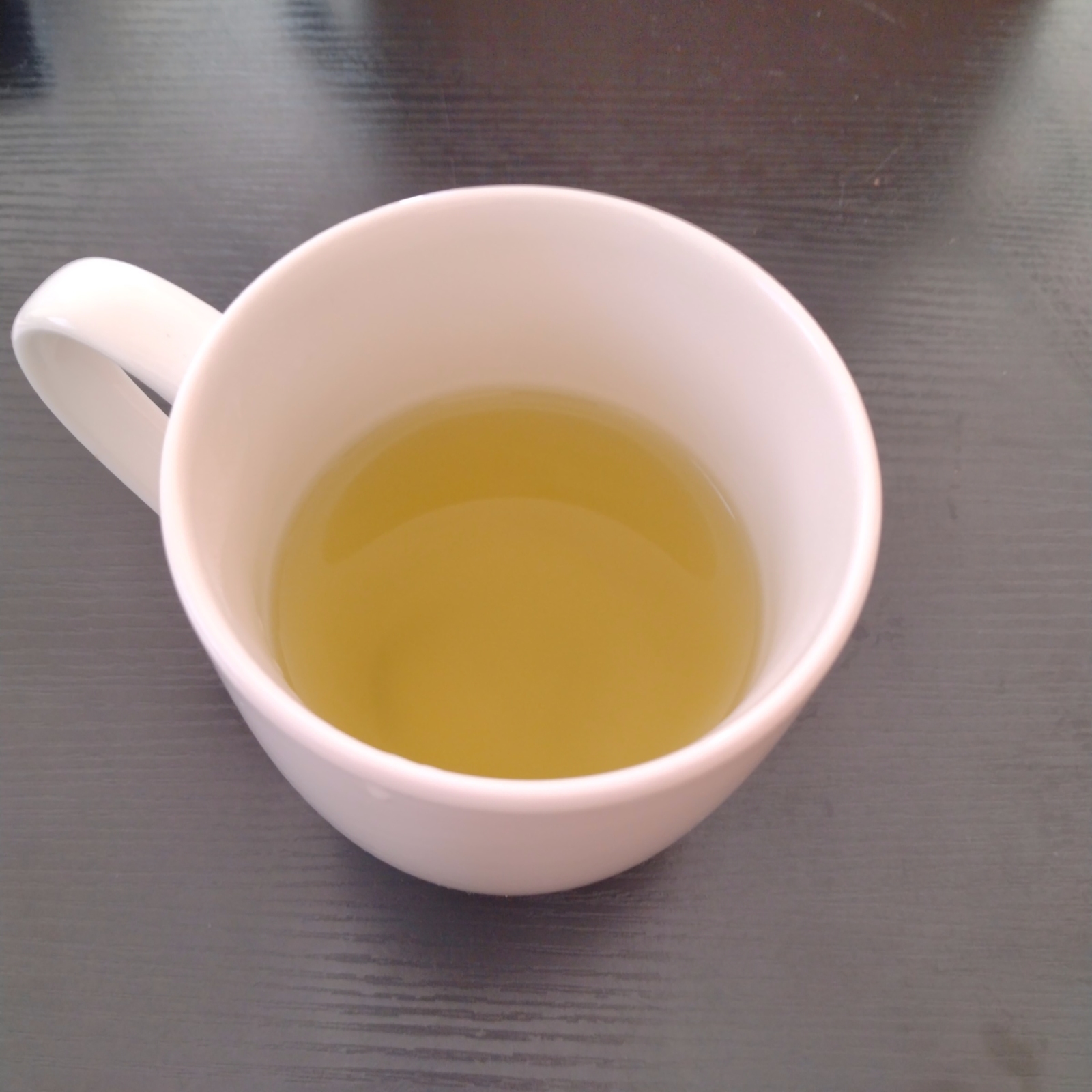 レモン汁とうまみ調味料を入れた緑茶