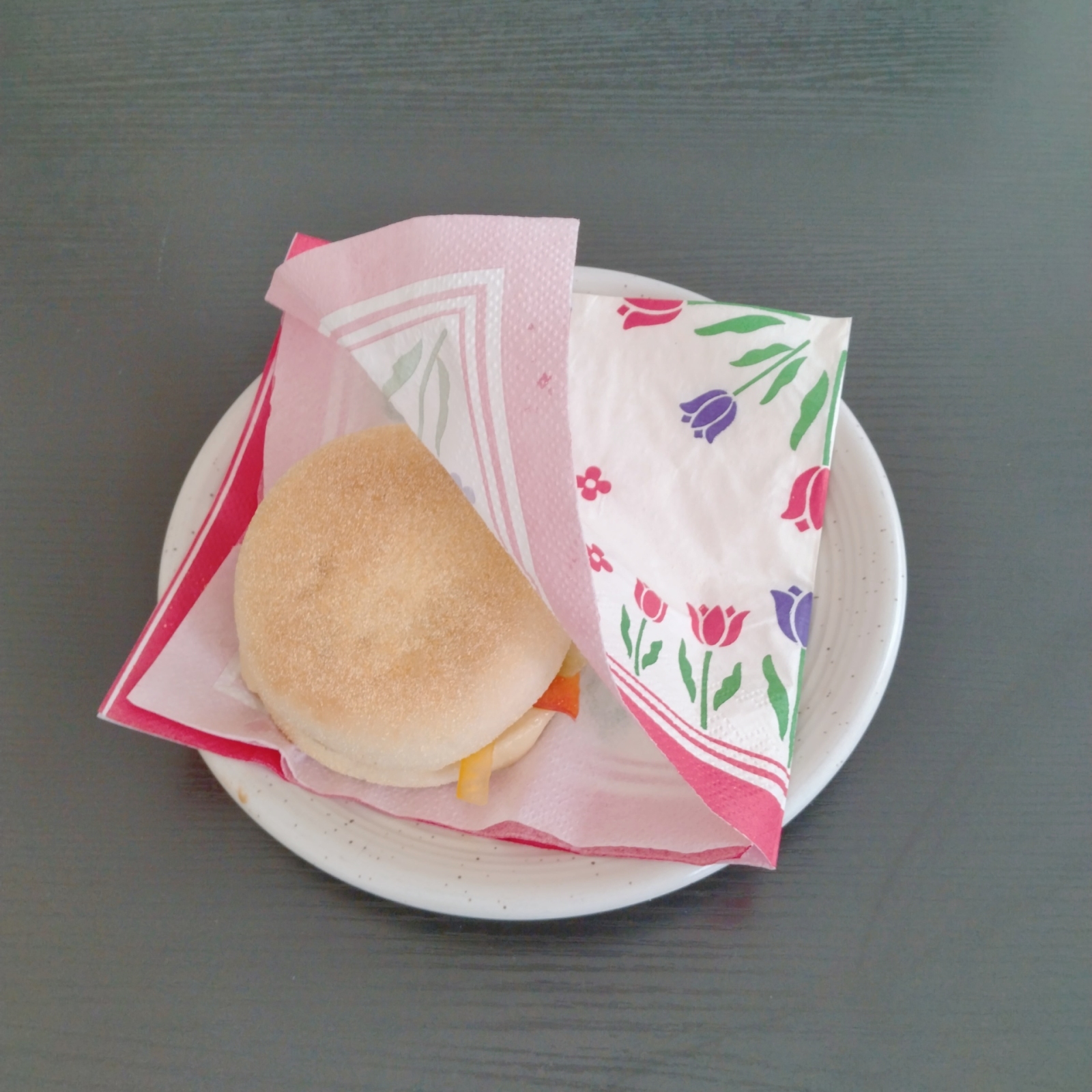 自宅でサンドイッチやハンバーガーを食べるとき、小さいお子さんではボロボロこぼすときもあります。ペーパーナプキンで包めば、バーガー袋として活用できるんです。