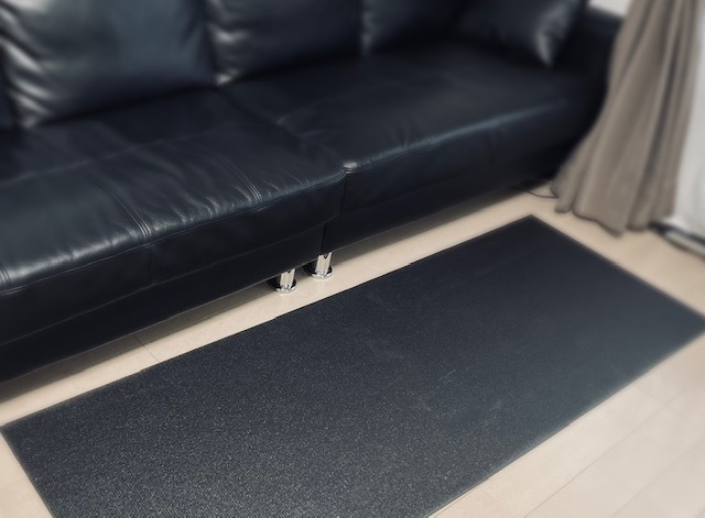 １つめの活用法は、ヨガマットをリビングのラグとして使うというものです。 ソファに座るときに足元にヨガマットがあると足が冷えず、床に直接座るときにはクッションが効いているので快適ですよ。