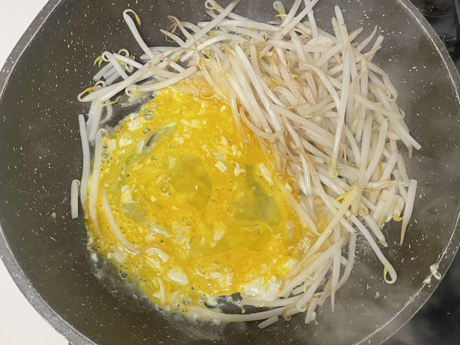 もやしと卵の味噌炒め