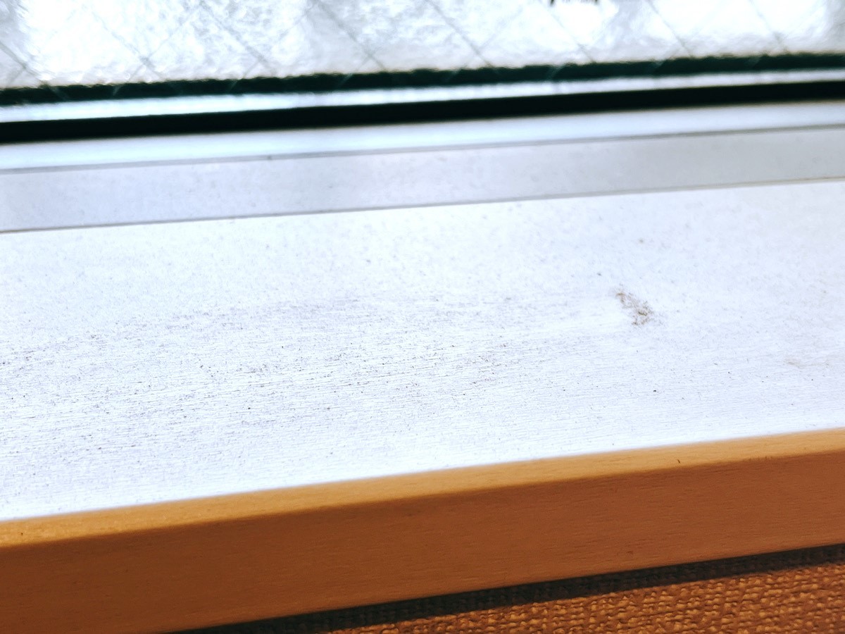 砂ぼこりが積もった出窓