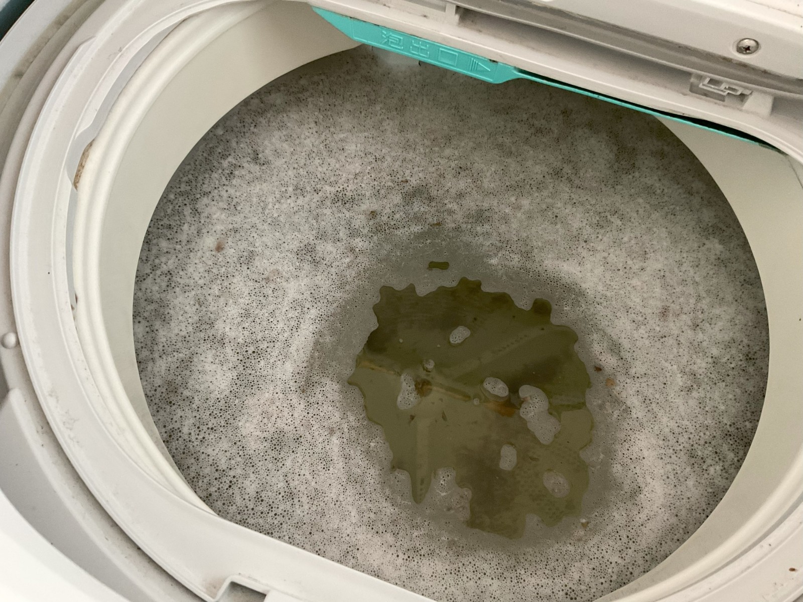 汚れた洗濯槽では生乾き臭を予防できない