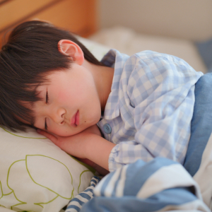 「子どもの睡眠」を薬を使わずに改善する方法【眠れない・起きられない・夜驚症・添い寝・腕枕】