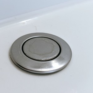 「お風呂」掃除で忘れがちな「バスタブの押しボタン」のお手入れ方法【知って得する掃除術】
