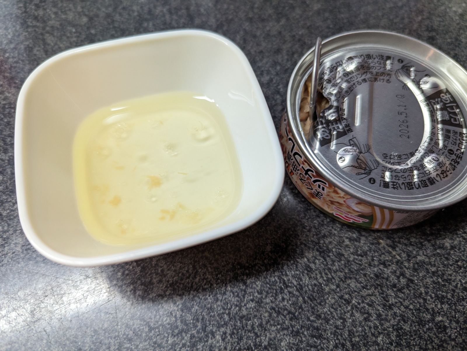 もう手を汚さない！「ツナ缶の油」を効率的に切る方法 