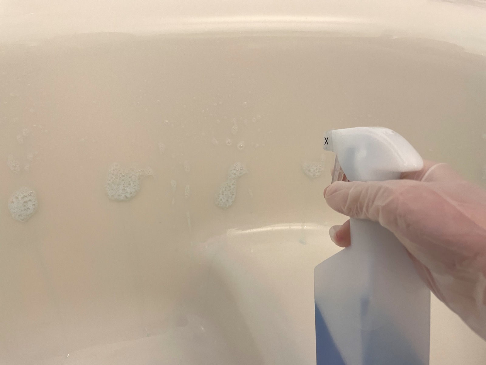 1.乾いた浴槽に浴室用洗剤を吹きかける