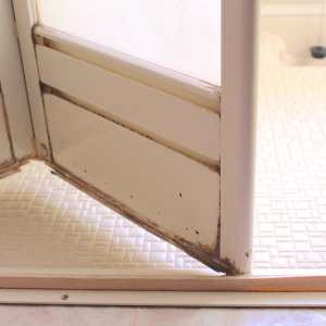 「お風呂ドアの通気口」のホコリ汚れがごっそり取れる“意外な便利グッズ”とは【知って得する掃除術】