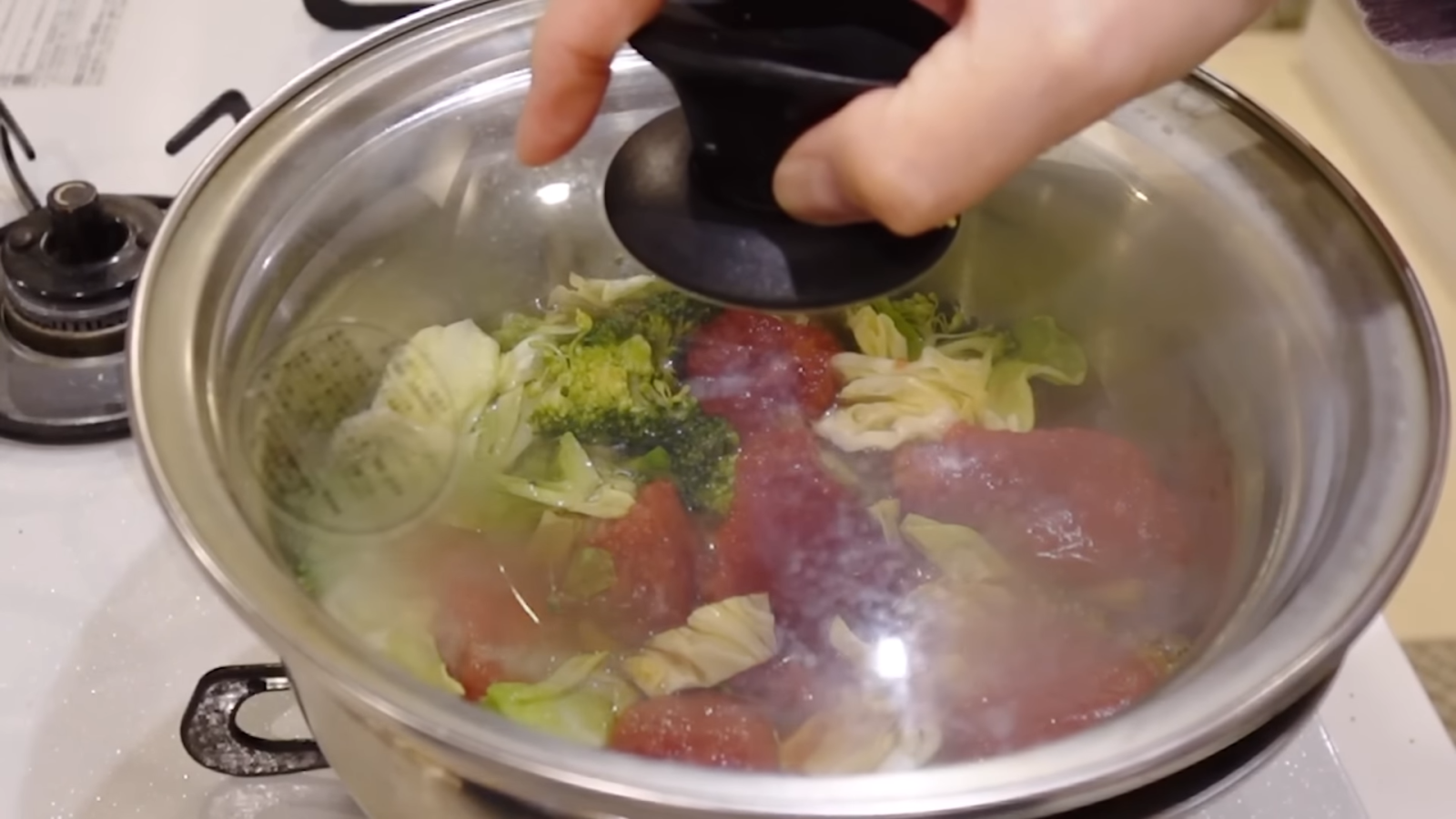 鍋でスープを作る女性