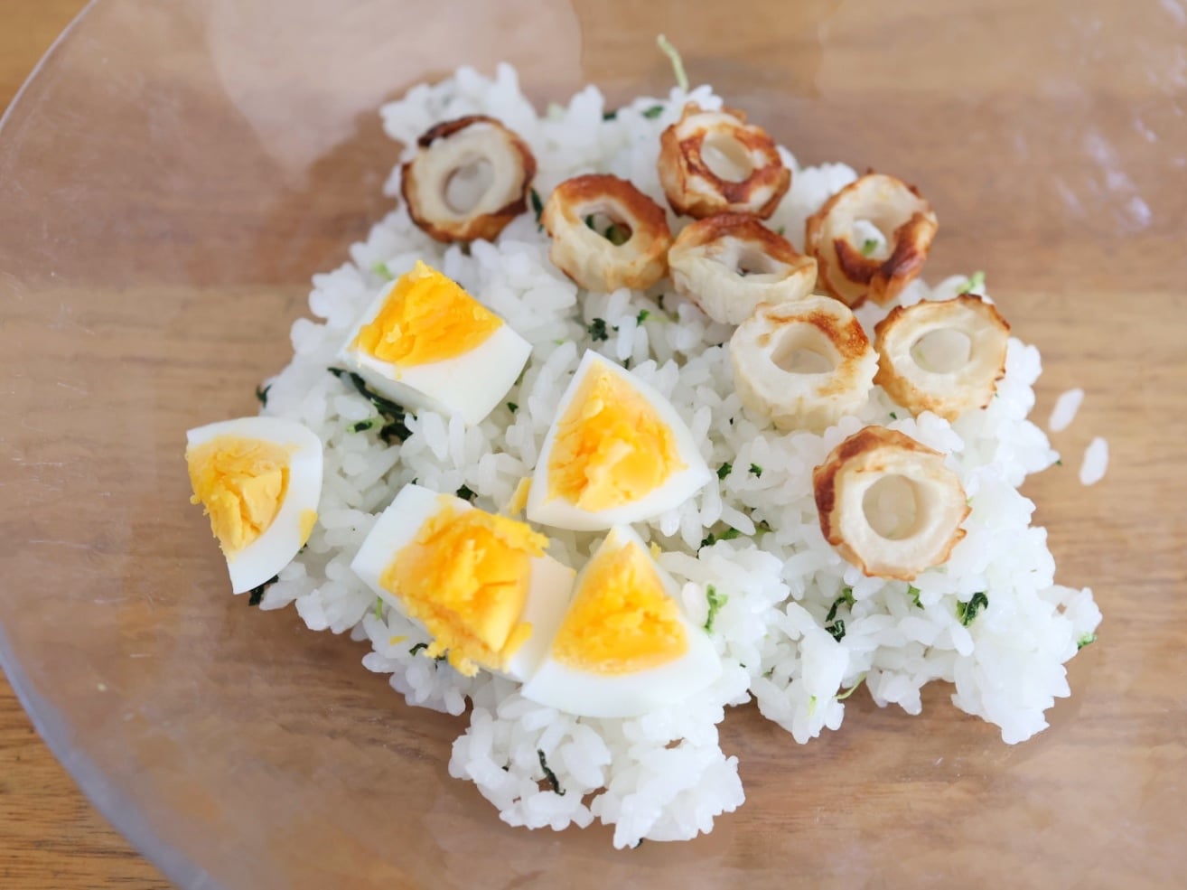 おにぎり1個で栄養たっぷり！「ちくわ」と一緒に握るとおいしい“食べ