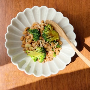 「納豆」に混ぜると腸がよろこぶ“シミ対策に欠かせない野菜”とは？