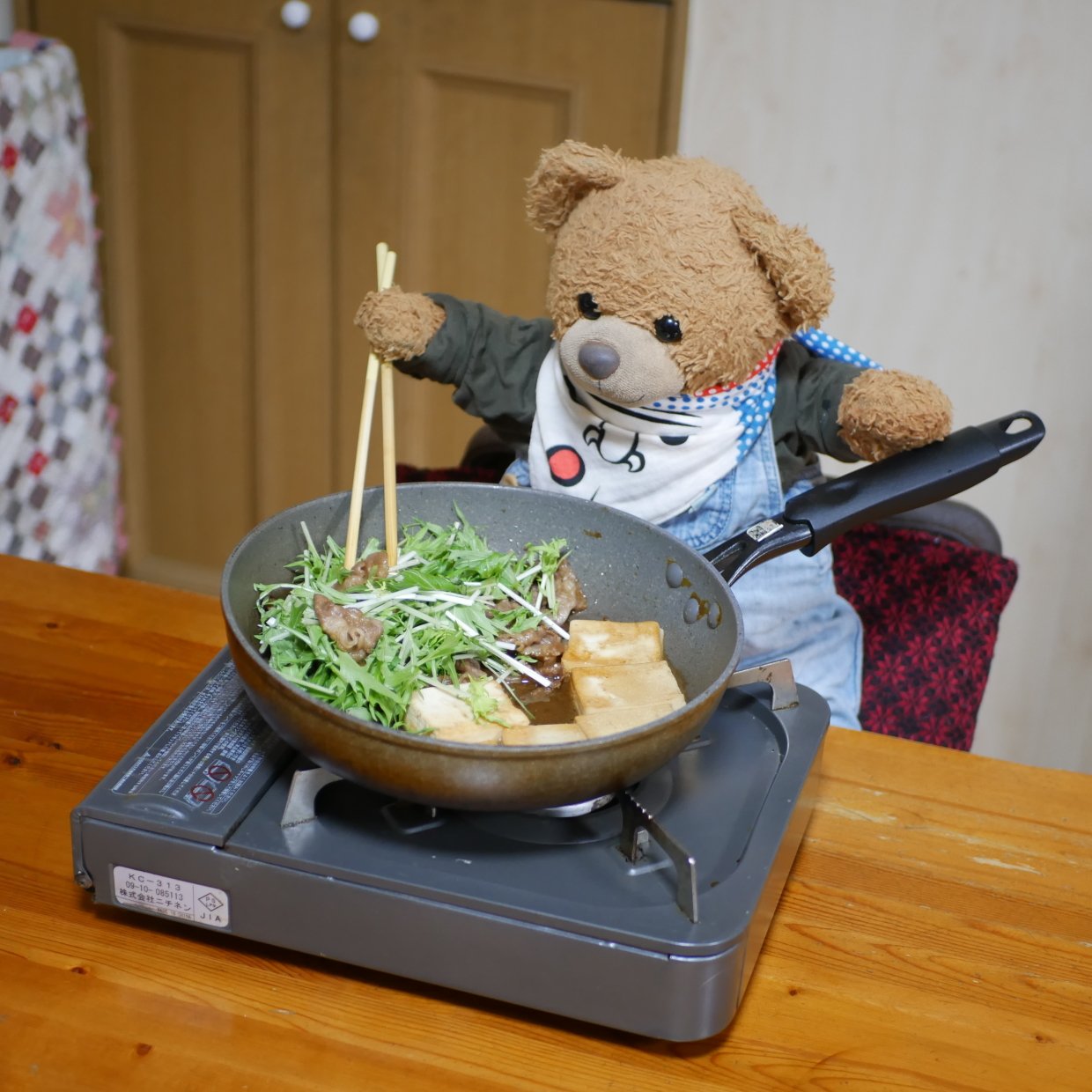 甘辛く炒めた牛肉を豆腐にのせて白ごはんが進むおかず作り。くまくんの「豆腐の牛肉甘辛のっけ」レシピ