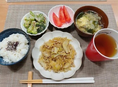 マーボー白菜と野菜のおかずが並んだ食卓