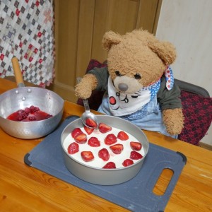 本格派だけどおうちで作れる！くまくんの「苺のレアチーズケーキ」レシピ