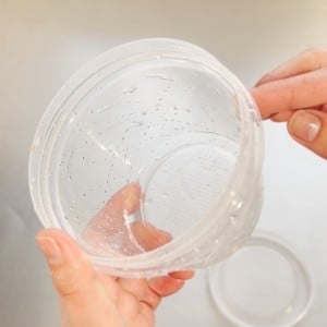 プラスチック容器の洗ってもとれない「イヤな臭い・油のぬめり」がスッキリ無くなる“白い粉”とは？