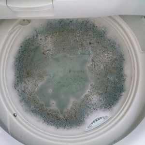 洗濯物のイヤなニオイは「洗濯槽のカビ汚れ」が原因かも。汚れが気持ちいいほど落ちる【掃除アイテム】