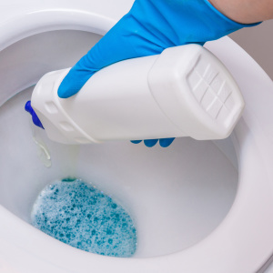 過度なつけ置きはNG！黒ずみ掃除に効く「塩素系漂白剤」をトイレで使うときの“3つのポイント”