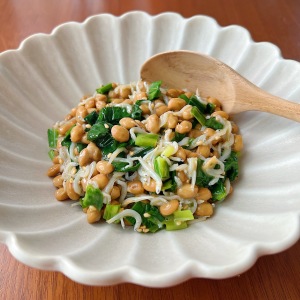 「納豆」に2つの食材を混ぜて1品で栄養満点。カルシム・たんぱく質・ビタミンKがたっぷり【健康レシピ】