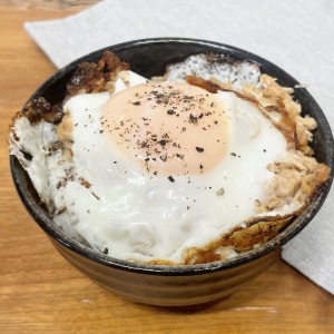 ツナは裏切らない…。簡単なのに止まらないおいしさ【フライパン一つで作れる簡単丼】