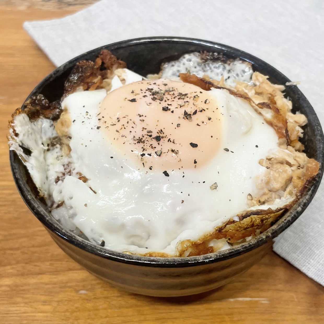  ツナは裏切らない…。簡単なのに止まらないおいしさ【フライパン一つで作れる簡単丼】 