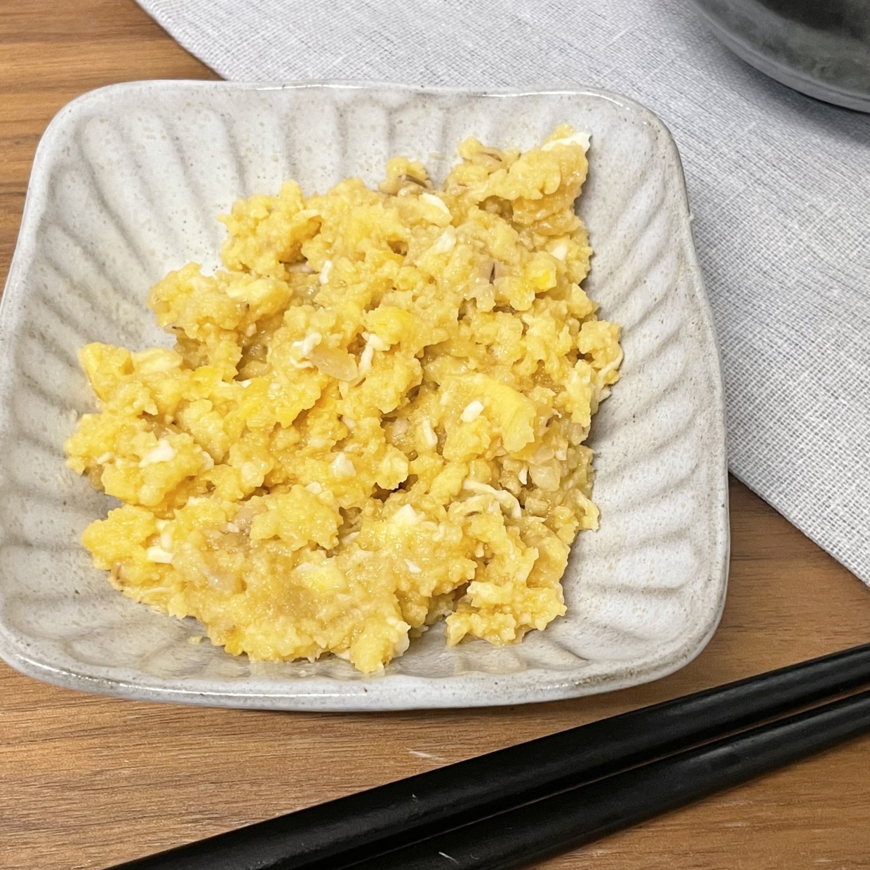  「卵」が甘じょっぱくてご飯が止まらない！調味料を温めたら溶き卵を混ぜるだけ【時短レシピ】 