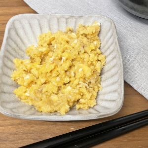 「卵」が甘じょっぱくてご飯が止まらない！調味料を温めたら溶き卵を混ぜるだけ【時短レシピ】