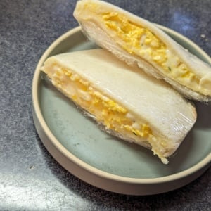 「6個入りのチーズの空き箱」捨てたら損！“意外な形のサンドイッチ”を簡単につくる方法
