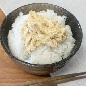 【感動】ご飯にもパンにもサラダにも相性ピッタリ！「ツナマヨ」にちょい足しすると“おいしい粉”とは？