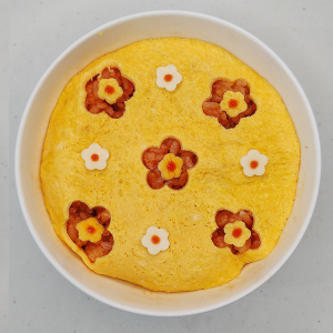 【簡単キャラ弁】子どもが笑顔になる「お花柄のかわいいオムライス」レシピ
