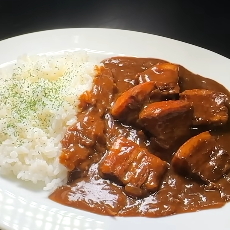  【意外過ぎる隠し味が決め手！】いつもの「カレールー」でつくれる“絶品カレー”のつくり方 