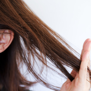 寝る前のヘアケアがカギ。美髪＆クセをつけないためにやっておきたい“3つのこと”