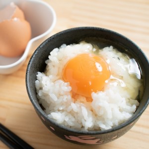 いつもの「卵かけご飯」が格段においしくなる！かけるだけで香ばしくなる“意外な食材”とは