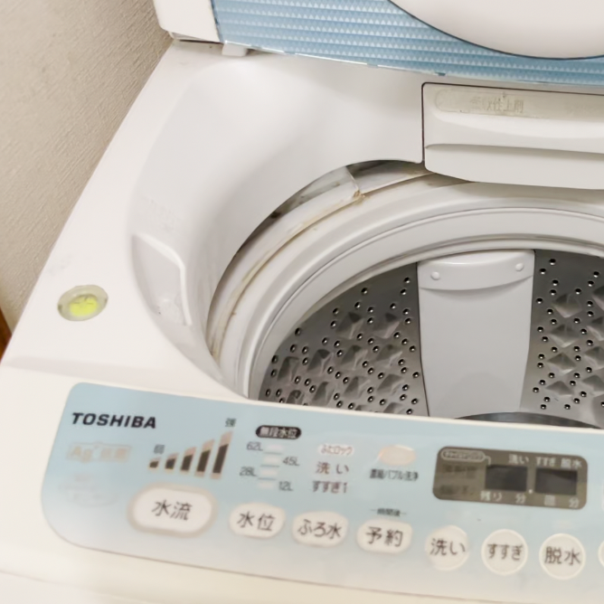  「洗濯機」のフチにつく“ホコリや洗剤のこびりつき汚れ”をスルンと落とす方法【意外と知らない掃除術】 