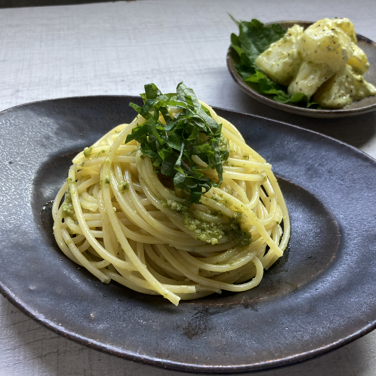  ジェノベーゼパスタのバジルの代わりに使う“身近な野菜”とは？じゃがいもや白身魚とも相性バッチリ 