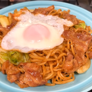 もう普通の「焼きそば」に戻れない！もちもち食感の麺がたまらない！「ソース焼きそば」のつくり方