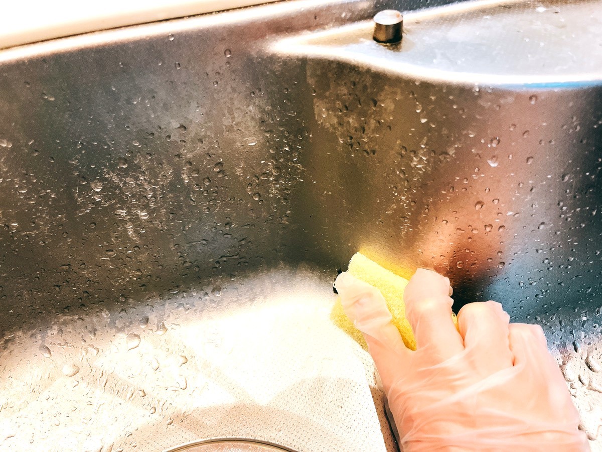 「キッチンシンクの水アカ」がたった5分でキレイになる“ニトリのアイテム”とは【知って得する掃除術】