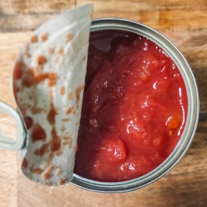 「耐熱容器」に”トマト缶”と調味料を入れてレンジ一発で完成！絶品パスタ【ほったらかし飯】