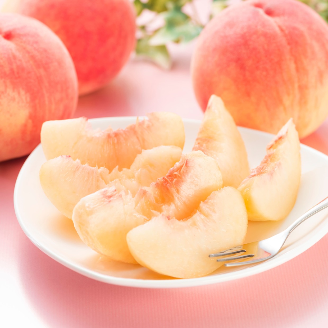  桃をすぐ「冷蔵保存」するのNG！桃が甘くておいしくなる“３つの食べごろサイン” 