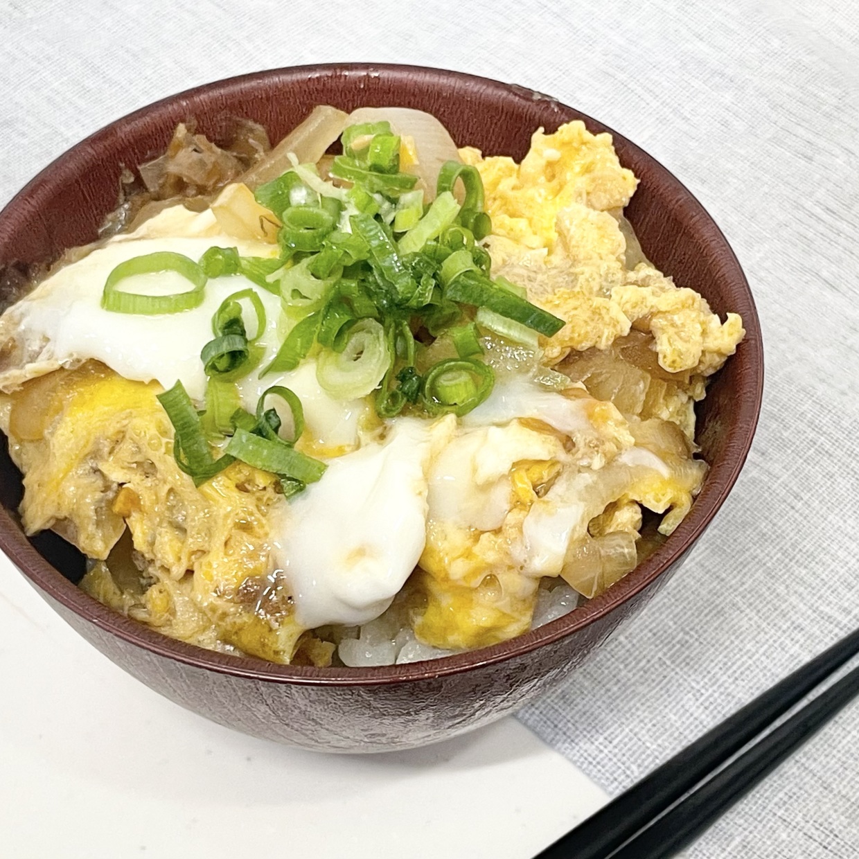  疲れた日でも手抜き感なく作れる「とろふわ卵丼」【時短・節約レシピ】 