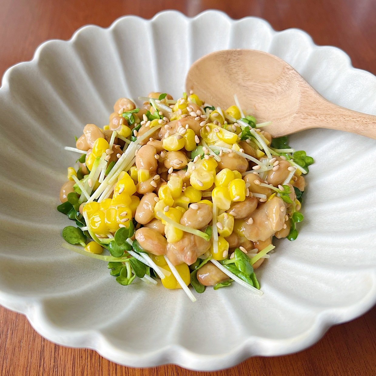  「納豆」にいれると腸がよろこぶ“疲れた日に食べたい栄養素が詰まった夏野菜”とは？ 