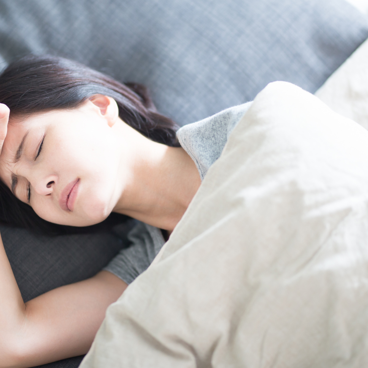  「暑くて寝苦しい人」がぐっすり眠るための“パジャマの選び方”3つのポイント 