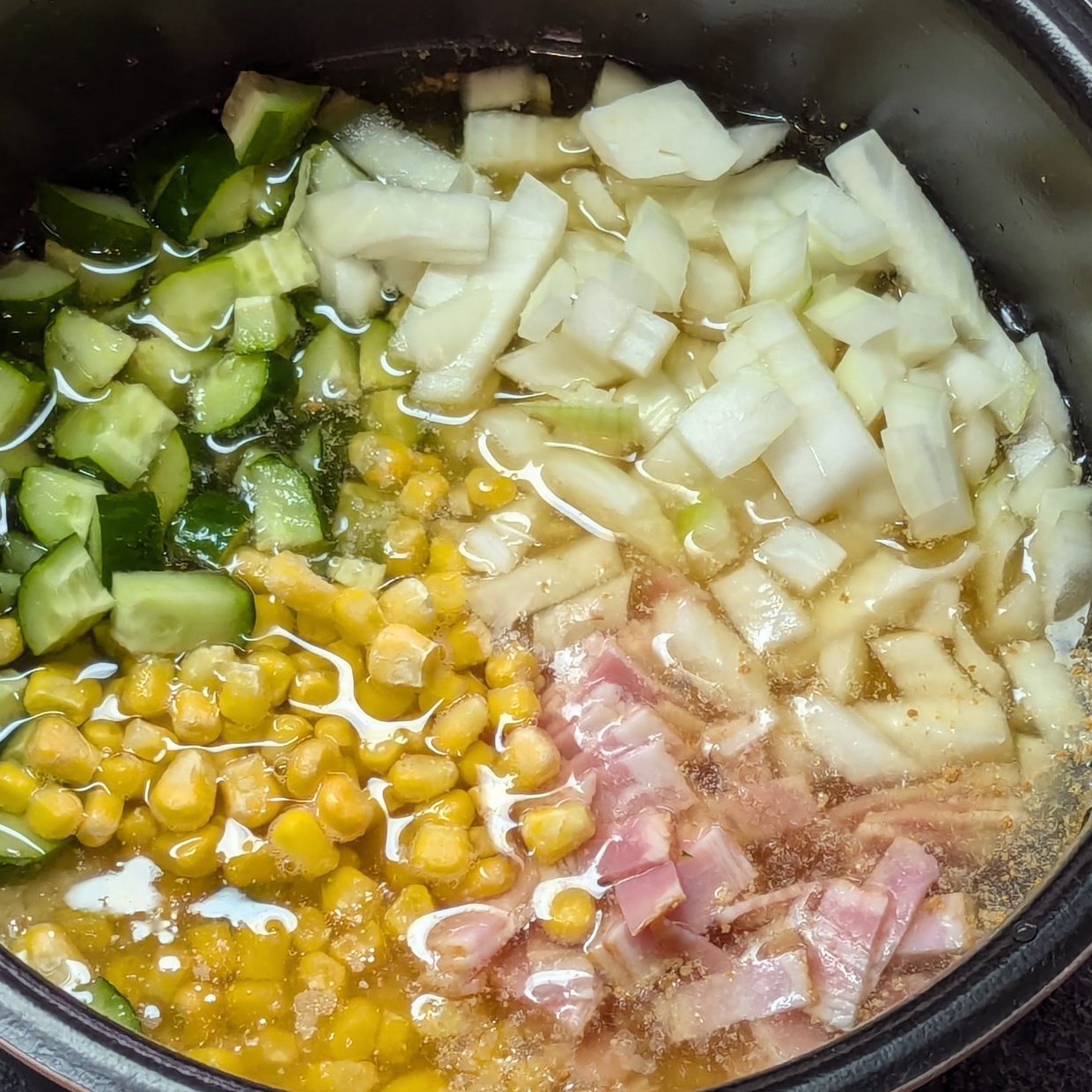  「炊飯器」に“夏野菜”と調味料を入れてつくる簡単炊き込みご飯【ほったらかし飯】 