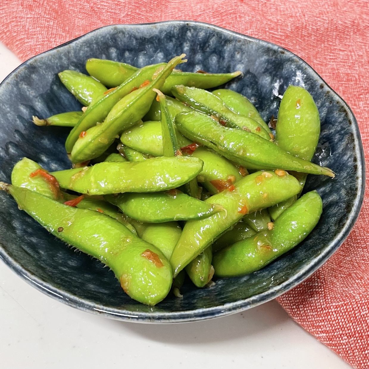  もういつもの「枝豆」に戻れないかも…。“食欲をそそる調味料”をポリ袋に入れて揉むだけの絶品レシピ 