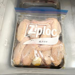 フリーザーバッグに「鶏の手羽先＋コーラ＋にんにく」と調味料を入れて食べるとき焼くだけ【下味冷凍術】