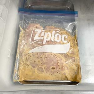 フリーザーバッグに「鶏むね肉」と調味料を入れて冷凍→食べるとき焼くだけ！【超カンタン下味冷凍術】