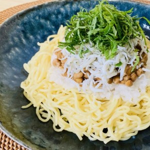 焼きそば麺に「納豆」が合うとは…！意外と知らない“焼きそば麺のおいしい食べ方”【夏に食べたい】