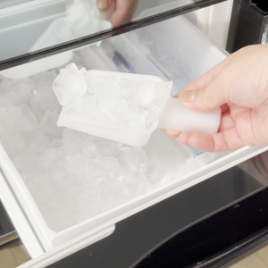 【氷がくさい…。】「製氷機」で作った氷のニオイの原因は“カビ”かも。製氷機のかんたん掃除術