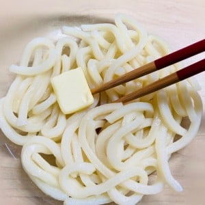 “夏休み中の昼食”にぴったり！子どもも喜ぶ時短レンジ調理「バターが香る濃厚コク旨うどん」